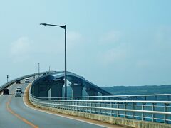 伊良部大橋は宮古島と伊良部島を結ぶ全長は3540mの橋で、無料で通行できるようになっており、2006年に着工して2015年に誕生した。
高低差があるのは船舶の通航のためで、ゆるやかなカーブを描いている。