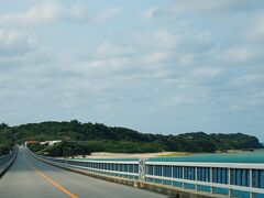 橋の下から覗く海に心躍らせながら、車で池間大橋を通過。