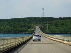 1995年に開通した来間大橋は、2005年に沖縄本島で開通した全長1960mの古宇利大橋に抜かれるまでは県内最長の橋だったそうで、大型船舶が航行できるように中央部が盛り上がっており、橋の下には眩しく輝く宮古ブルーの海が広がっていた。
宮古島南西部に位置する来間島は周囲9kmほどの小さな島で、サトウキビ畑が広がるのどかな雰囲気。
