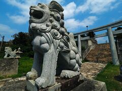 空港に向かうには少し早かったので“宮古神社”に寄り道。
狛犬ならぬ狛シーサーが出迎えてくれたけど、宮古島って沖縄本島よりもシーサーを見かけない気がする。