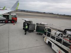 宮崎空港で降機の順番が来るまで窓の外を見ていたらスタッフの方々が荷物を運び出しているところです。
お2人で1つずつ丁寧に運んでいます。感謝です。