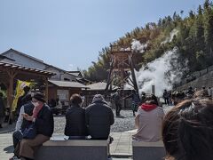 散策しながら歩いていき、峰温泉大噴湯公園へ。
ちょうど噴泉まであと少しだったのでベンチで待ちます。
前に見える石のベンチは温泉の熱で温かくなっているようでした。座れなかったけど。