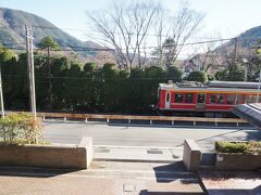 たまに箱根登山鉄道が通過していきます。
