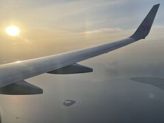 沖縄上空に来た頃には夕日の時間
翼の下にクロワッサンアイランド（水納島）
いつか行ってみたい島