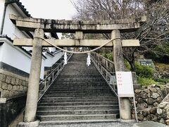 森田酒造の正面、阿智神社への東参道。パワースポットの階段を昇ります。まずは米寿段(88段)