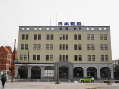 駅舎に向かい合うように門司郵船ビル。
1927年、昭和のビルですね。