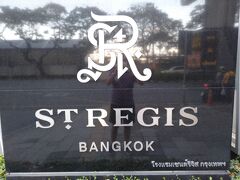 そのお隣はマリオット系の最高級ホテルの１つセントレジスです。