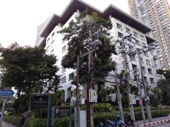 そのお隣にはアナンタラホテルです。
ここは元々はフォーシーズンズホテルだった建物です。
そのフォーシーズンズホテルはと言うとチャオプラヤ川沿いに新しいホテルを作りましたがコロナ禍にオープンしたせいかあまり利用者の声が聞こえてきません。