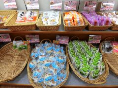 まだお腹が膨らんでいるにもかかわらず、お菓子屋さんへ。
名物の流氷まんじゅうを食べないわけには行かないのです。