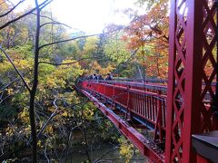 定山渓温泉を流れる豊平川にかかる二見吊橋。