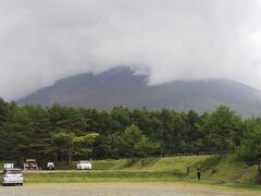 岩手山焼走りの駐車場に到着。

霧に隠れた岩手山。
どうにか姿を見せてくれ。