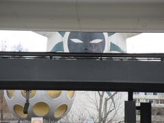 また休憩所に戻って来て、飲み物で一休み。いつも撮ってしまう太陽の塔の背中の顔のカット。