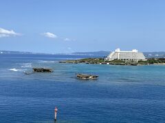 ANAインターコンチネンタル万座ビーチリゾートが見えてきました。

青い海に囲まれた素敵なホテルの光景です。