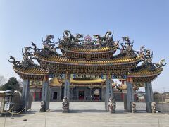 「五千頭の龍が昇る聖天宮」に到着！
これは最初に通る門”天門”。
こんなところに、超豪華な台湾の神社があるのが驚きです。
日本国内最大の道教神社だそう。横浜中華街のものよりも大きいそうです！