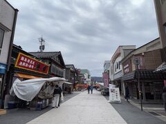 30分ほど走って、日程表にはないけど、時間があるので、と輪島の朝市へ。