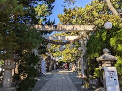 三が日明け、ようやく正月休み（と言ってもこの日だけだったかも）で葉山へ出かけました。

森戸神社。初めてお参りします。