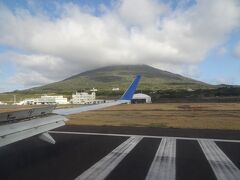 羽田の空港混雑の影響で少し遅れて八丈島空港に到着。八丈富士は強風の予報で雲も掛かっていたので翌日に回して、1日目は三原山に登ることに。