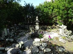 宇喜多秀家の墓と居宅跡に立ち寄ってみました。関ケ原の戦いで敗れた後に八丈島に流され、亡くなるまで50年くらい島で過ごしたようです。