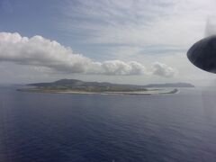 那覇空港で乗り継いでプロペラ機に乗って久米島へ。