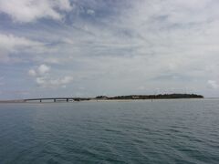 船が出発して、すぐに見えたのが奥武島。
