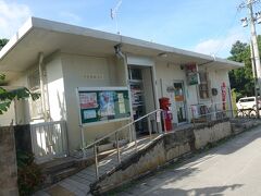 波照間郵便局。
日本最南端の郵便局ですね。
ここで写真を撮っている女性がいました。
一人で自転車で島内を周っているようでした。