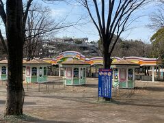 豊島園遊園地は駅前にあります。
柵越しに中の様子が見えましたが、設備がまだ残されていました。