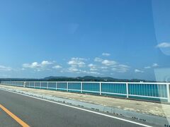 目前の青い海にテンション上がります。歩いて渡りたい古宇利大橋。