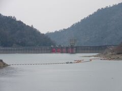 次の目的地に向かうルートの都合上、再び永源寺ダムの脇を駆け抜けます

以前、福井県の真名川ダムを訪問した際は、同じようにダム堤体上で工事をしていたのですが、同じように戻り経路で再訪時は封鎖は解除されていました。あわよくばと2匹目のドジョウを狙ってみたのですが残念ながら今回は作業を継続中。
ダム堤体を走破したかったのですが此ればかりは仕方ありません。何時の日か再訪できる事を期待して次に進む事とします

※真名川ダム訪問時の様子はこちら
　https://4travel.jp/travelogue/11732284