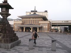 おはようございます。

日曜早朝のJR奈良駅です。
7時にホテルを出発、歩いて10分足らずで到着。