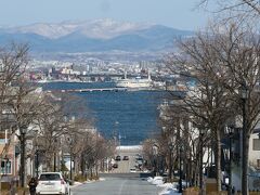 大三坂の次が八幡坂。
もっとも風光明媚な坂で、ガイドブックやポスターなどにもよくつかわれています。
この時も多くの観光客が坂の上から写真撮影に集まっていました。