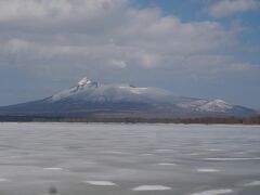 函館駅から３０分ほどで大沼と駒ヶ岳が見えてきました。
ここから見る駒ヶ岳は横に長く、なだらかで優美な女性的印象を与える山姿です。
