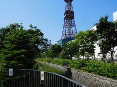 札幌を少しだけ歩きます。札幌タワーの見える公園。