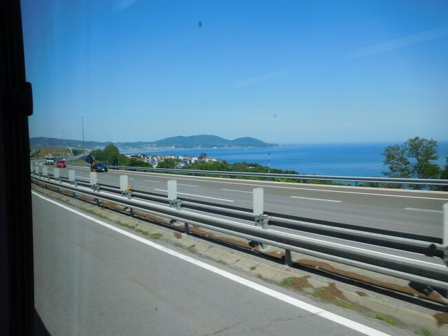 小樽の町並みが見えてきました。見えている半島は祝津かな