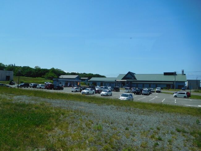 見えてきたのは岬の湯しゃこたん。自治体が運営している入浴施設です。