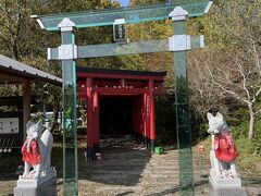 宮崎県か鹿児島県に入り、まずは宮崎県側の観光スポットへ。
最近、SNSで注目を集めている神徳稲荷神社に向かいました。

こちらの神社は、透明な鳥居で注目を集めているのだとか。。

確かに透明な鳥居は初めてかも。。