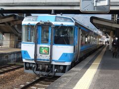 吉野川ブルーラインこと徳島線に乗り換えです。
阿波池田14:30>>特急剣山8号徳島行き>>徳島15:44
ゆうゆうアンパンマンカー(指定席)を連結した列車です。ヘッドマークもアンパンマン仕様。