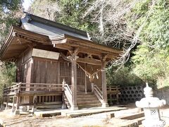 十二社神社の先に蒟蒻神社があります。粉蒟蒻の加工方法を開発して現在の蒟蒻業界の始祖となった中村藤右衛門をお祀りしています。
