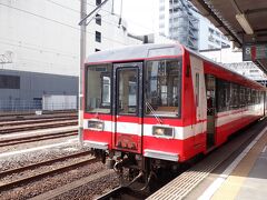 水戸駅では鹿島臨海鉄道の車両が発車を待ちをしていました。