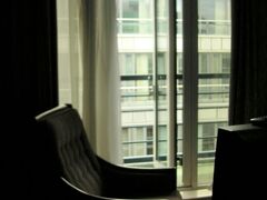 本日の観光を終えてホテルへ。
お～、ステップアウトバルコニー付きだ！　狭いけど。隣りのビルは事務所かな。でも小さい部屋ばかりなので研究室みたいなところ？