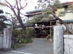 塩山駅の北、塩の山の麓にある塩山温泉郷の中村屋旅館に宿泊します。