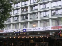 出発は10時とゆっくりなので、ホテルを出て結構な雨の中を街歩きです。