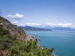 薩&#22517;峠展望台から

この風景って写真では見た事があったけど、ずっと何処だろう？と思っていたんですよね。

それで今回、自転車旅を始めるにあたって立ち寄り場所をピックアップしている時に見つけて。
あぁここか！ってなった訳です。

しかし、この後ろに見える筈の富士山はやっぱり見えてませんね。

でも良いんです。
ここまで自分の自転車で来れた事だけでも満足に値する行動だったので、これ以上は望みません。

