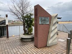 渡船（六郷の渡し）は、当初、江戸の町人が請け負っていましたが、１７０９年（宝永６年）川崎宿が請け負うことになり、それによる渡船収入が宿の財政を大きく支えました。
現在では、川崎側に渡船跡の碑と、明治天皇六郷渡御碑が建ち、欄干に渡船のモニュメントがあります。
また「長十郎梨のふるさと」の碑もありますが、これは、梨栽培が盛んであった大師河原村の梨農家のひとりが、他とは少し様子の違った梨を１８９３年（明治２６年)に見つけ、栽培をはじめました。同家の屋号をとって「長十郎梨」と命名されたといいます。