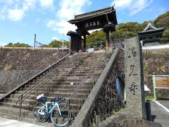 薩&#22517;峠から東海道を下って。

JR興津駅を通り過ぎてすぐ。

清見寺に到着

本堂までは行けませんでしたが。総門を越えた先に線路があり。歴史あるお寺さんなので少しだけですが立ち寄ったのです。
