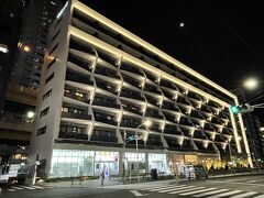 東京・麻布十番『Oakwood Hotel & Apartments Azabu Tokyo』

2022年1月14日に開業した『オークウッドホテル＆アパートメンツ
麻布』の外観の写真。

私たちは最上階の左から数えて5部屋目に宿泊しています。

広々としたバルコニーからは東京タワーの全景が間近に見え、
『六本木ヒルズ』なども見えます。