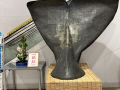 高知駅についたらインパクトのあるオブジェがお出迎え。。。クジラの尻尾！
歓鯨の文字が。。。