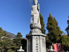 土佐神社の隣に、八十八ヶ所の三十番札所　善楽寺があり、そちらにもお参りさせていただきました。