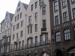 こちらも同じ並び。2階の窓のまわりの模様がステキ♪
ココに入っている雑貨屋さんが気になったんですけど、あいにく開店前。
Bryggen 13