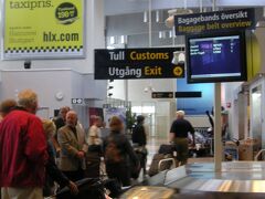 2時すぎにストックホルムに到着。
ストックホルムには半日もいないんですけど(気分的には。1泊しますが)、お金がないわけにもいかないので空港で両替。う～む、手数料ばっかり持ってかれるよ～。

左上の黄色い広告は翻訳ソフトに見せたら「タクシーの料金でドイツへのフライト」という格安航空会社と思われる宣伝。市松模様がタクシーっぽい！