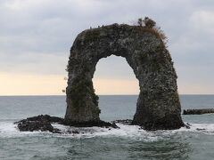 鍋釣岩（なべつるいわ・写真）は奥尻島東海岸のシンボル。浸食で安山岩の部分が残留し、ドーナツ型となりました。